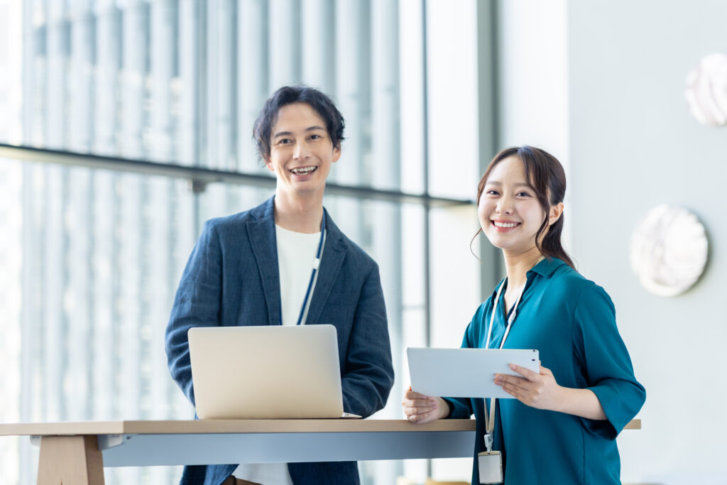 オフィスで働く若いエンジニア