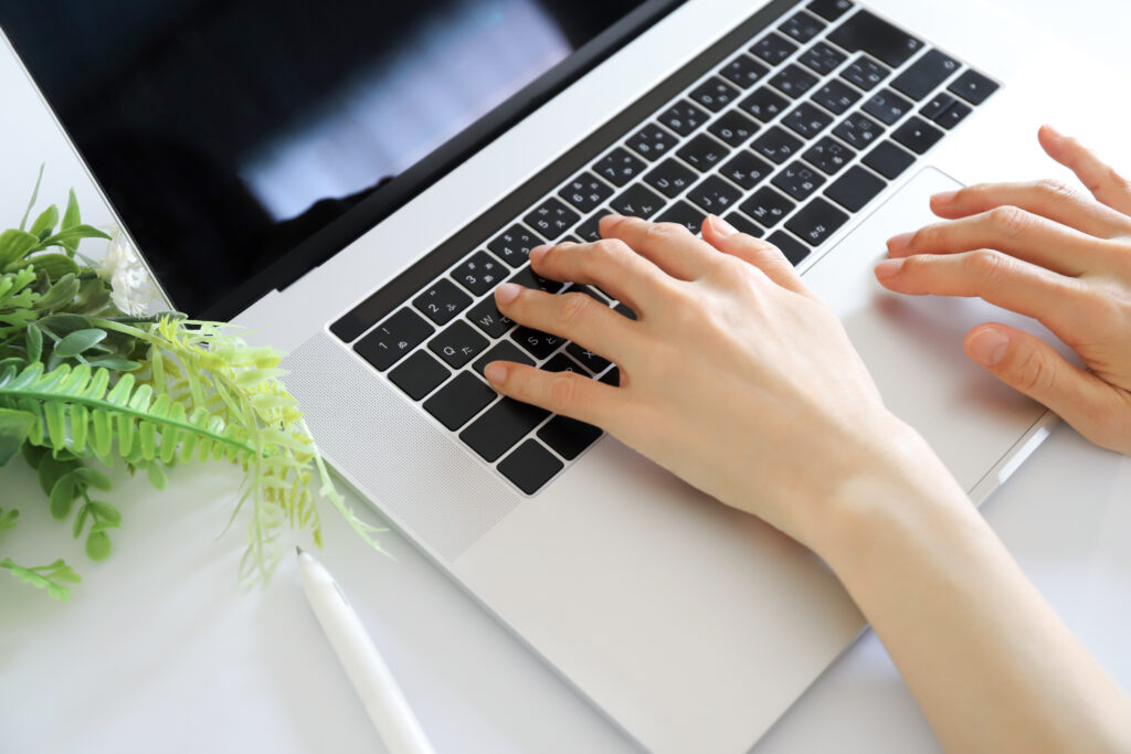 パソコンを使う手元 ビジネス