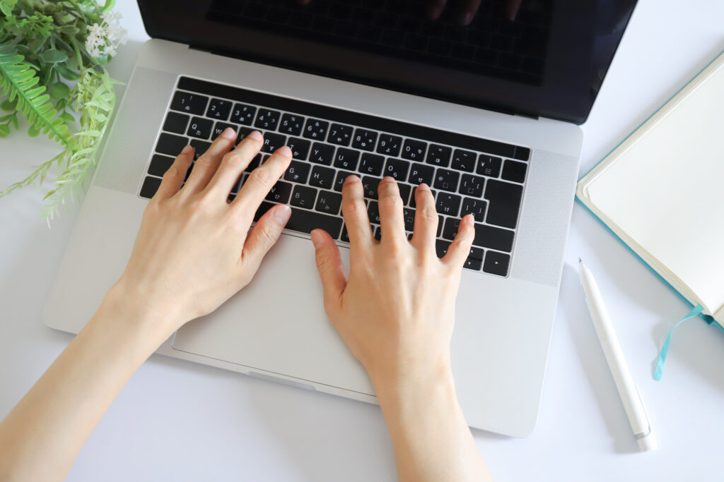 パソコンを使う手元　ビジネス素材