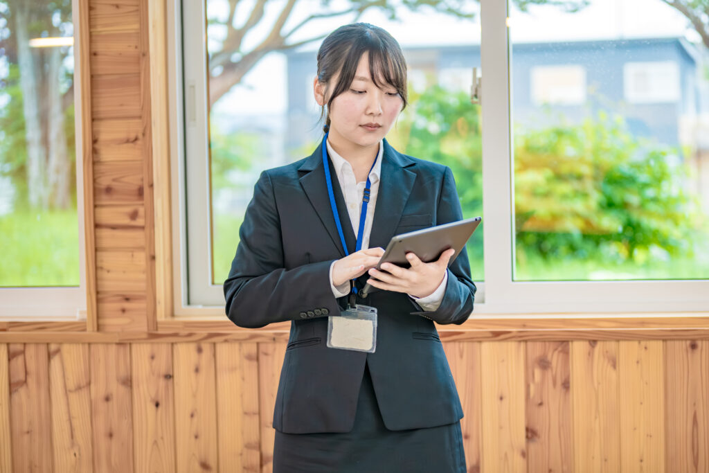 タブレットを使う女性