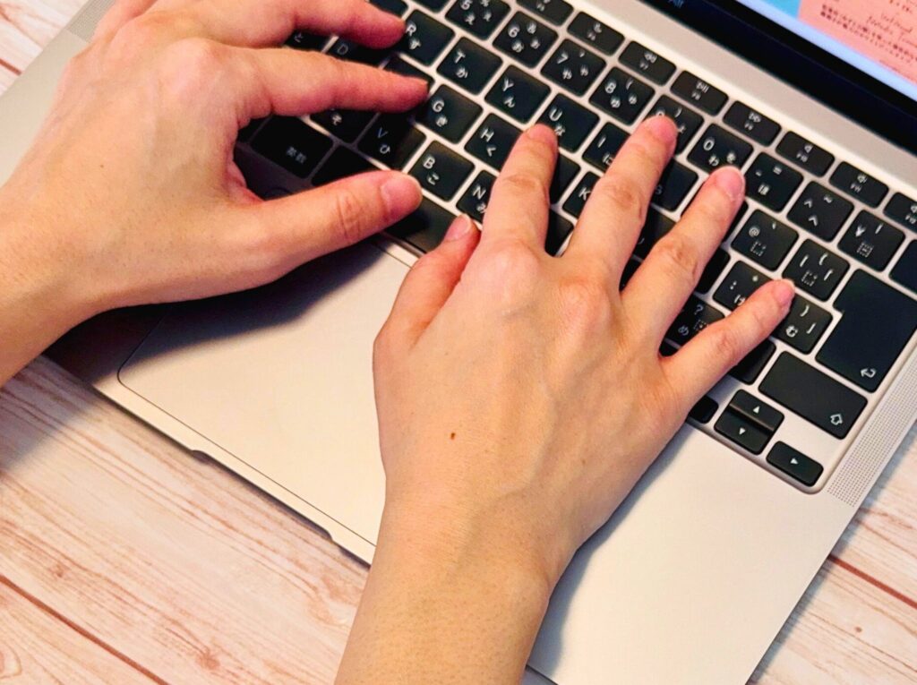 ノートパソコンを打つ手元