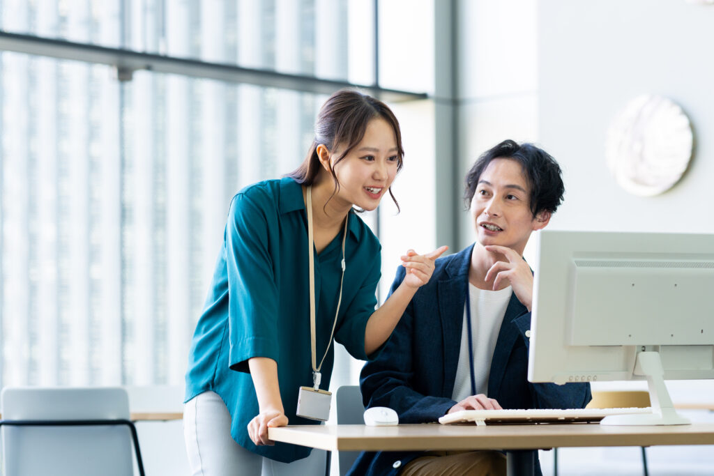 オフィスで働くエンジニア