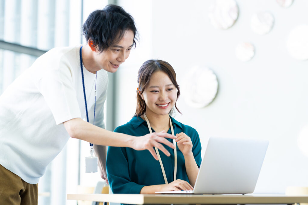 オフィスで働くエンジニア