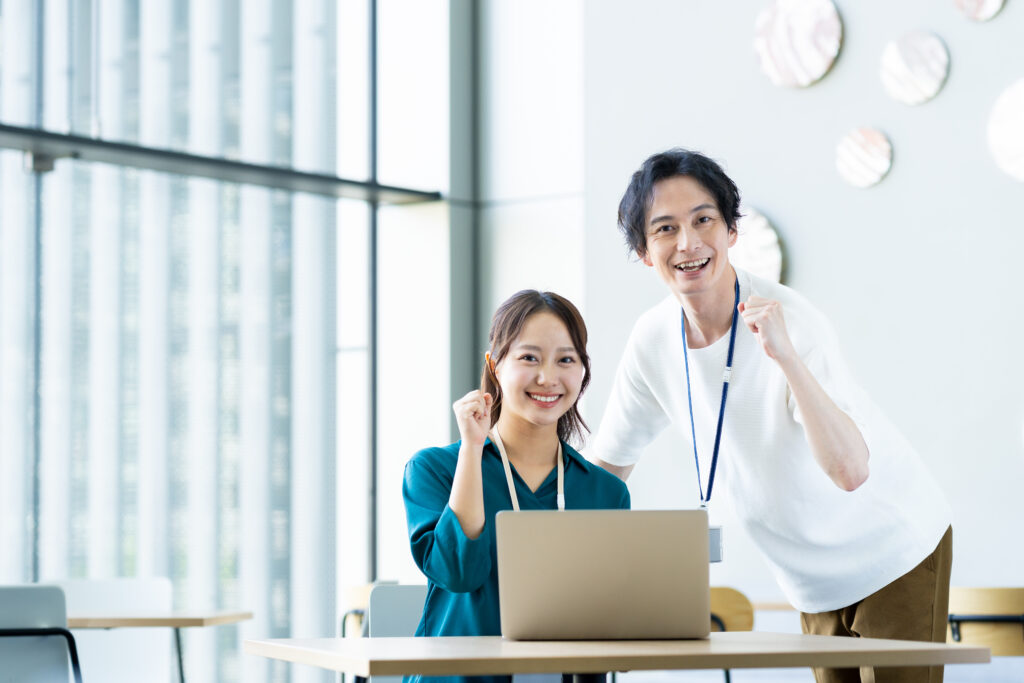 オフィスで働くエンジニア