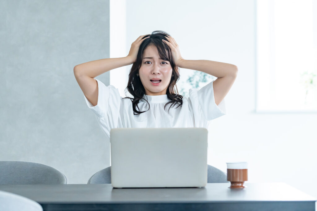 頭を抱える女性