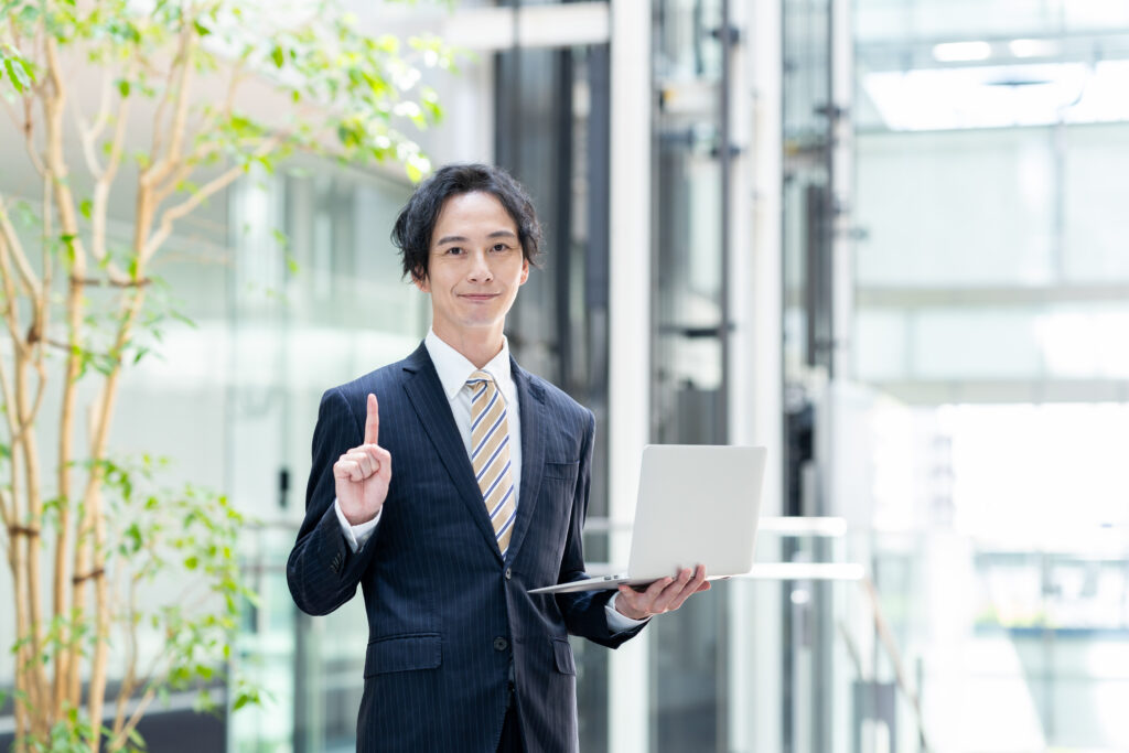 おすすめするビジネスマン