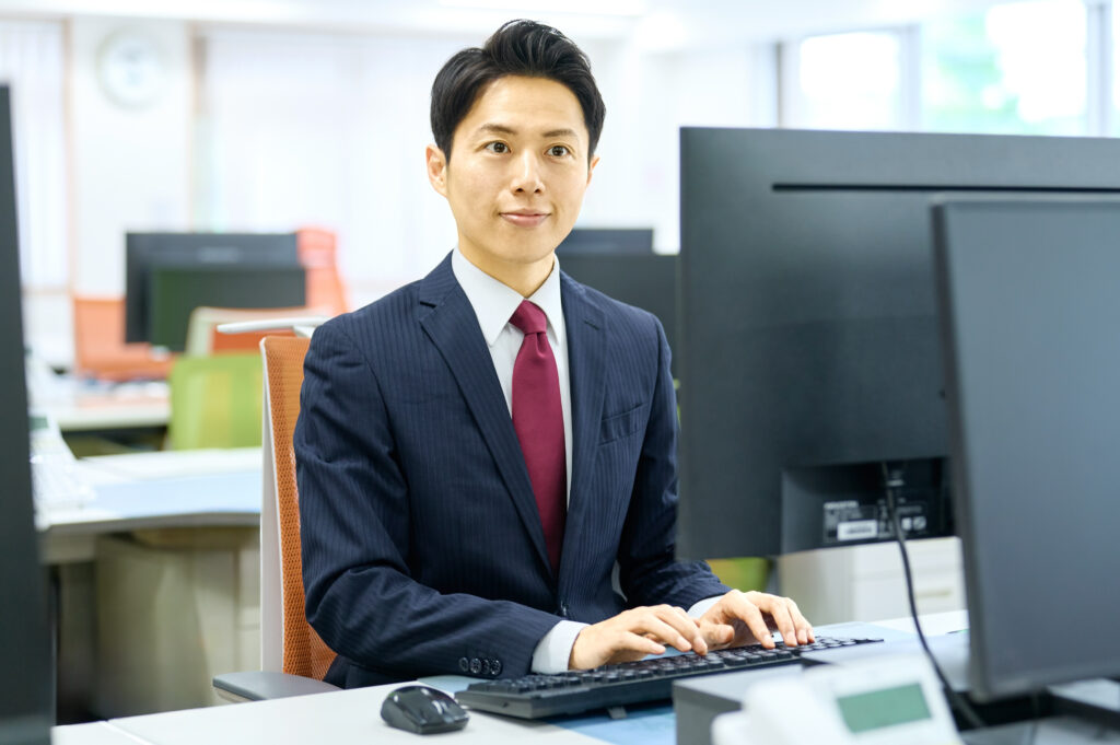 デスクワークするビジネスマン