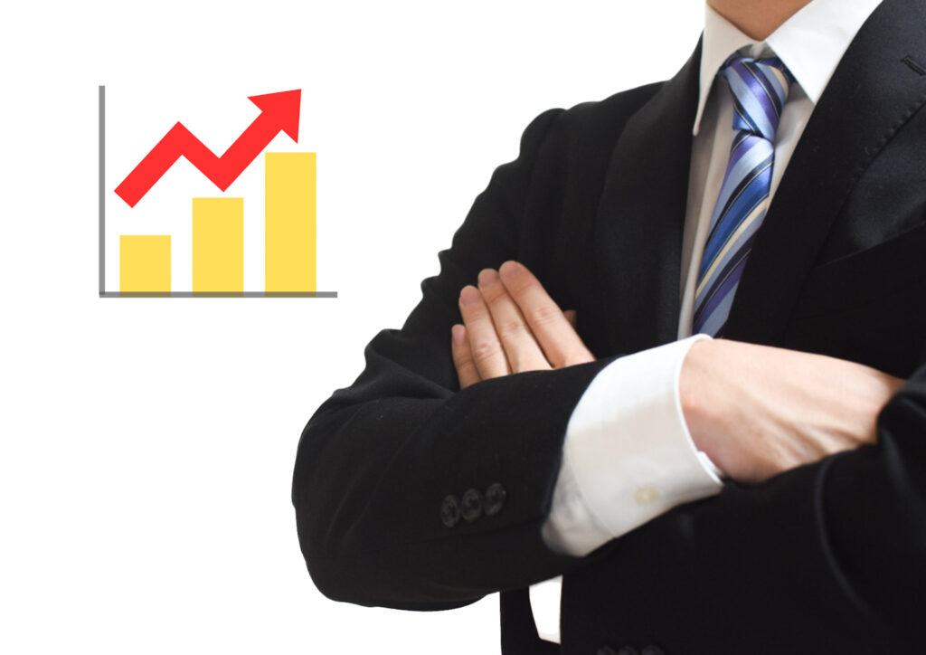 腕組みするリクルートスーツとグラフ