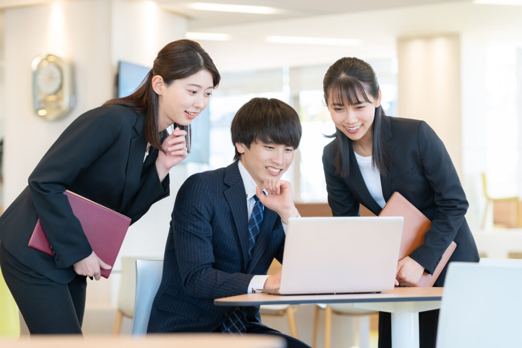 会議をする男女のビジネスマン