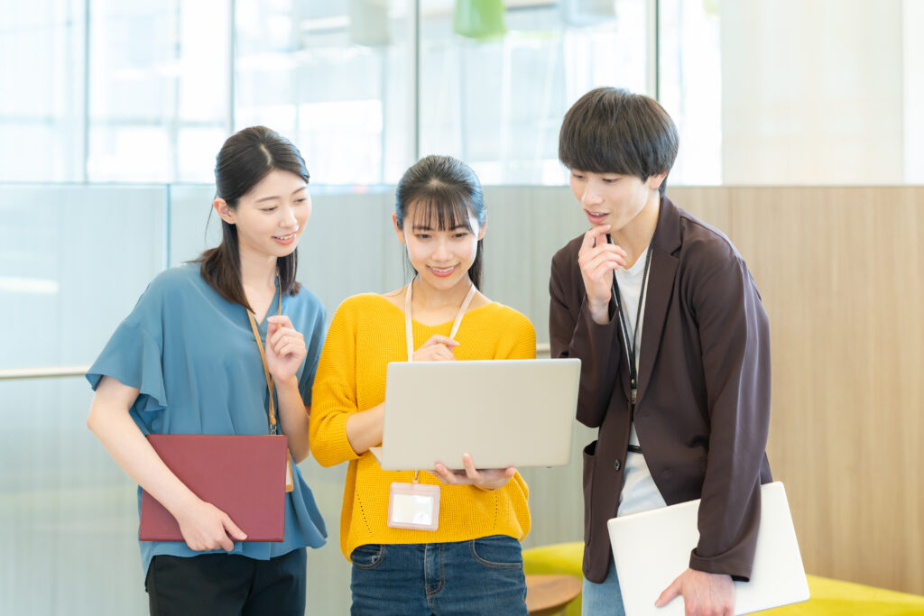 会議をする男女のエンジニア