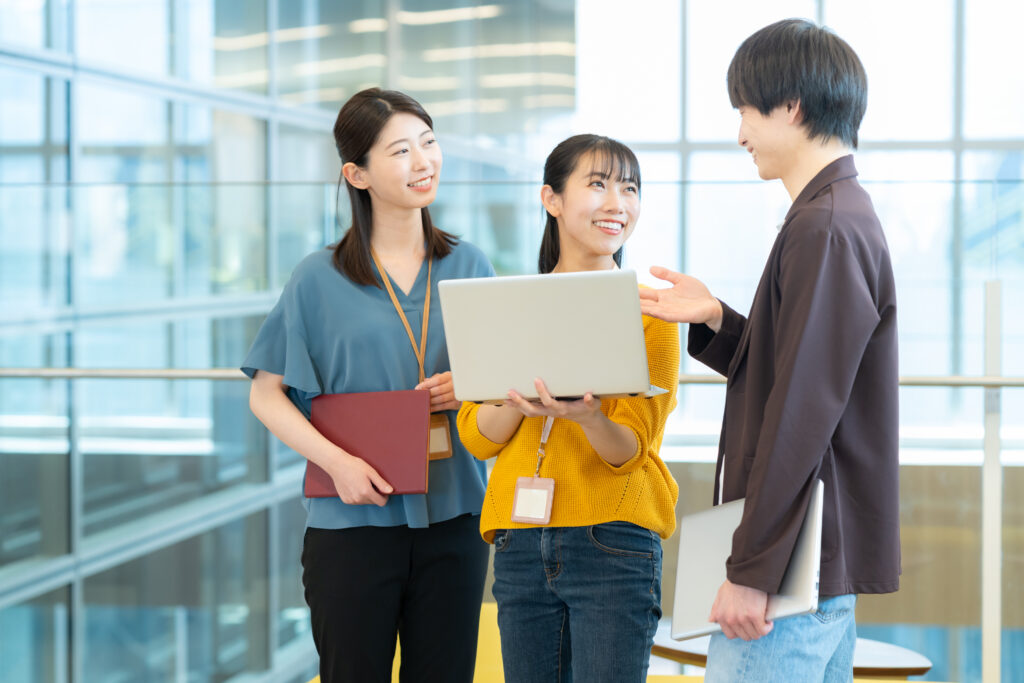 会議をする男女のエンジニア