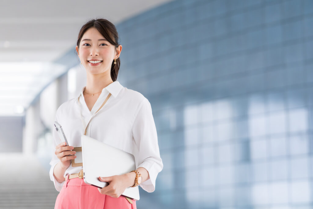 オフィスで働く若い女性