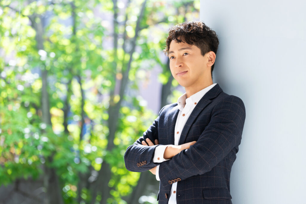 腕組みをして微笑む男性ビジネスマン