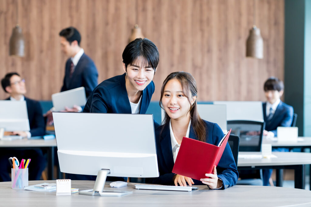 オフィスで働くビジネスウーマン