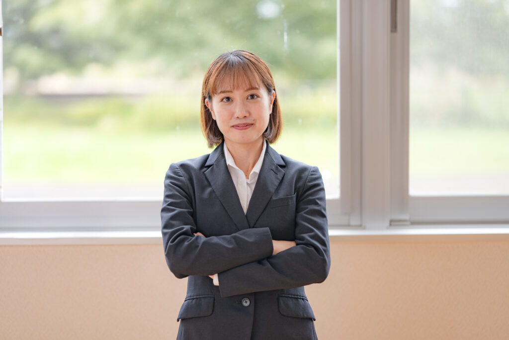 腕組みするビジネスウーマン