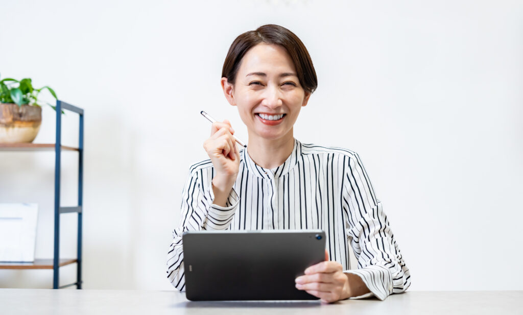 タブレットを操作する女性