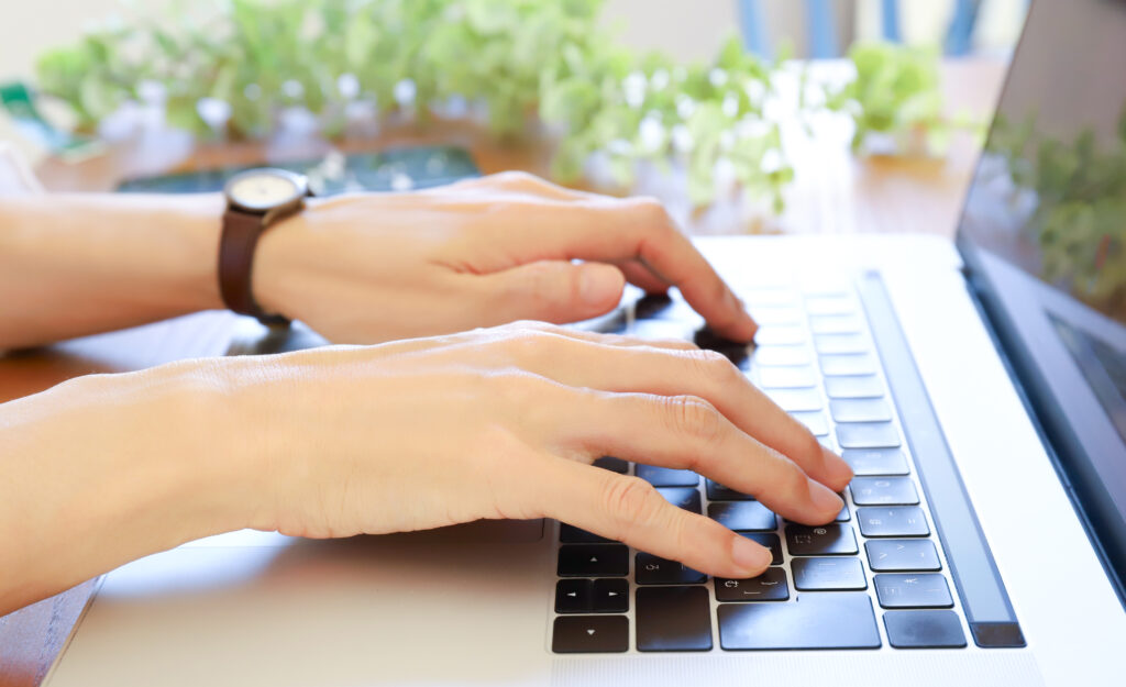 パソコンを使う手元