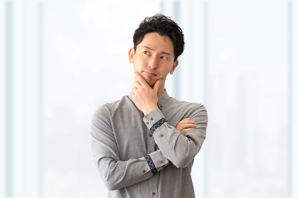 考えごとをする男性ビジネスマン