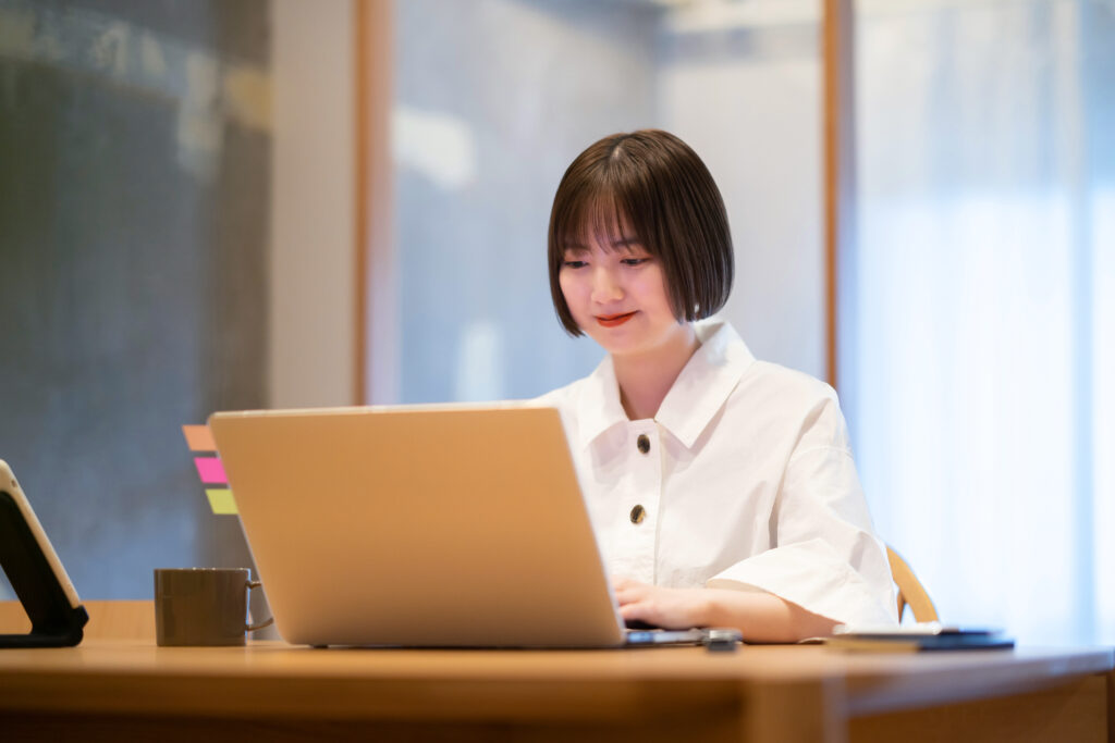 ノートPCを操作する女性