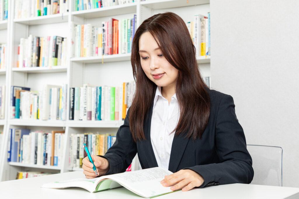  勉強をする社会人女性