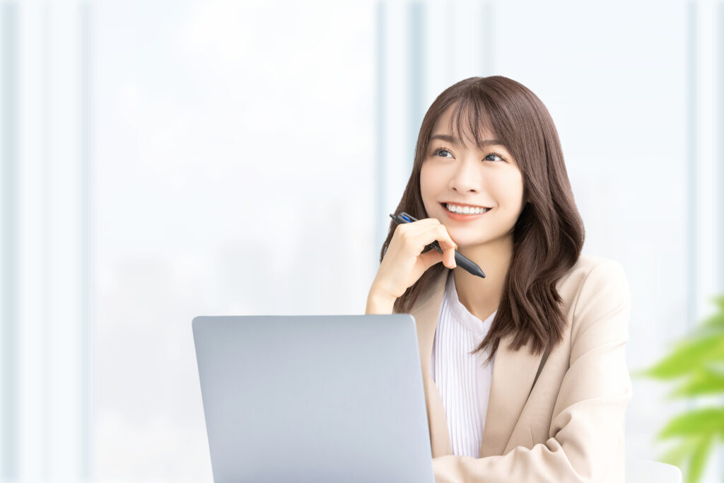 パソコンを使う女性・ビジネスウーマン