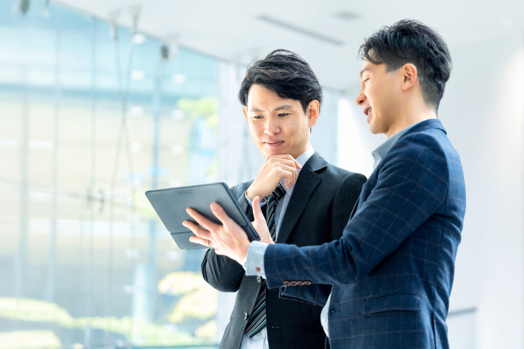 打ち合わせをする2人の男性ビジネスマン