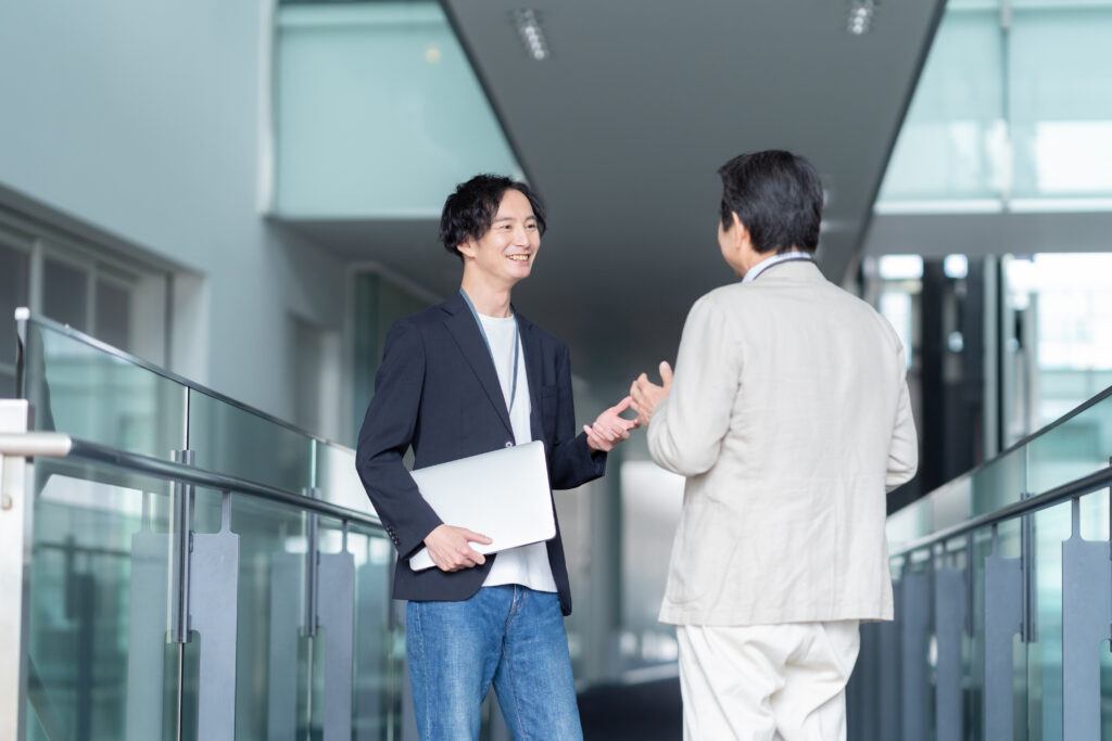 オフィスで打ち合わせをするエンジニア