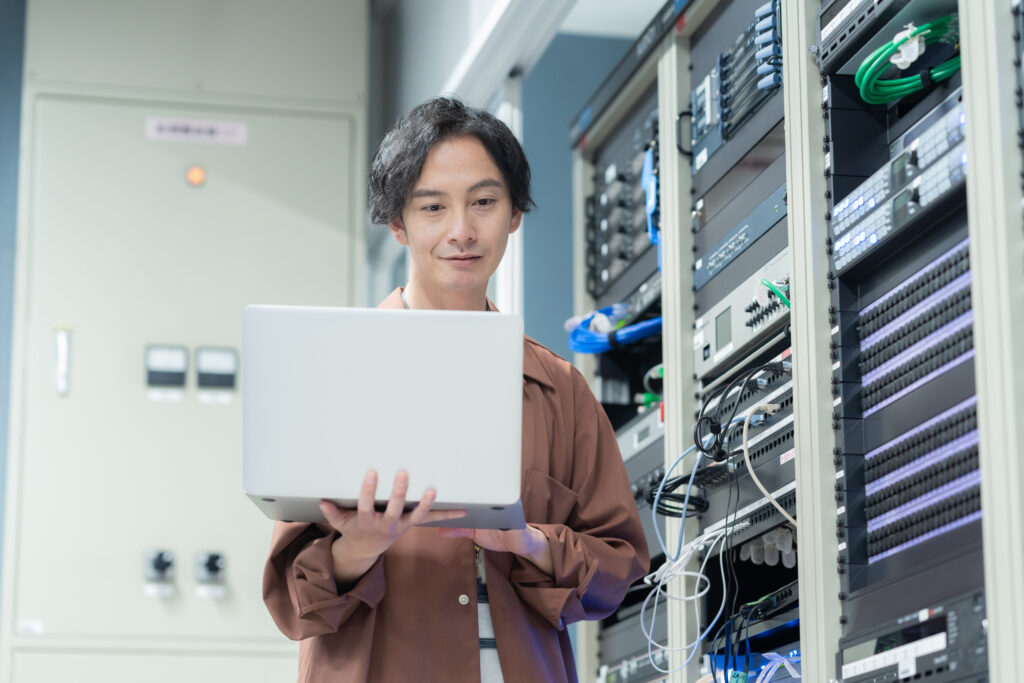 サーバーをメンテナンスするエンジニア