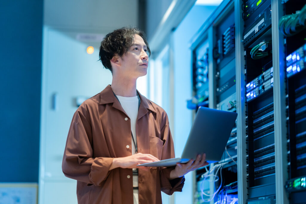 サーバーをメンテナンスするエンジニア