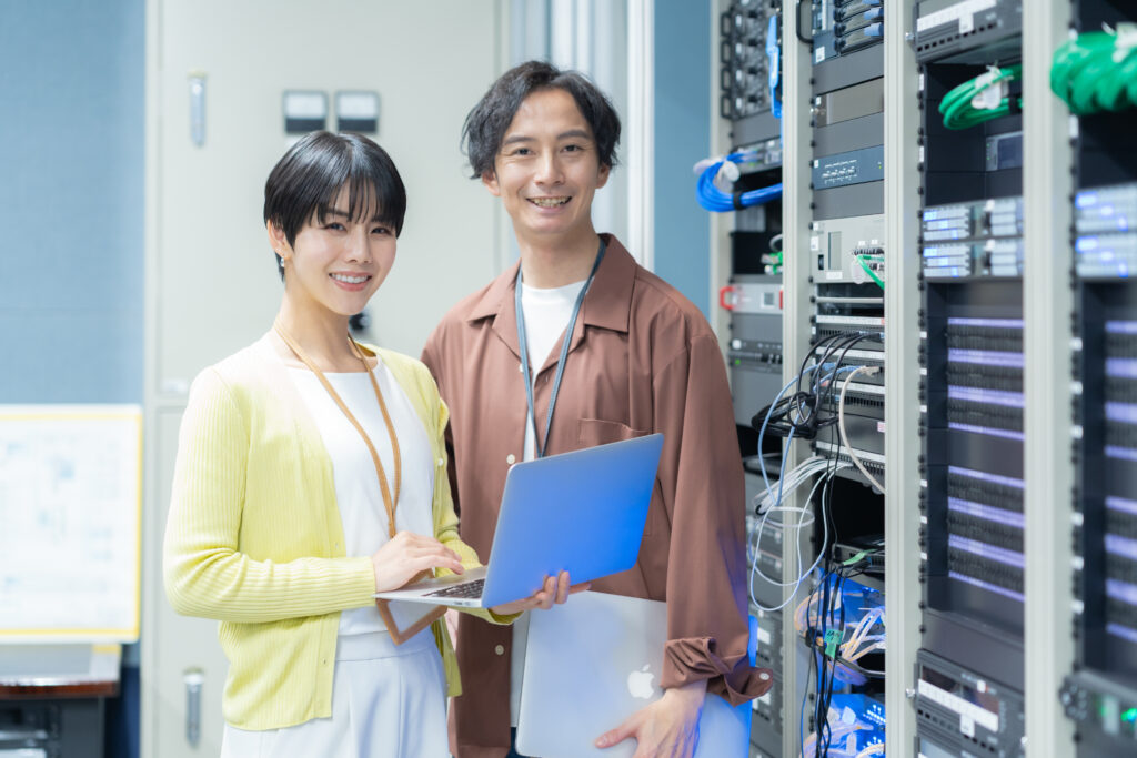 サーバーをメンテナンスするエンジニア