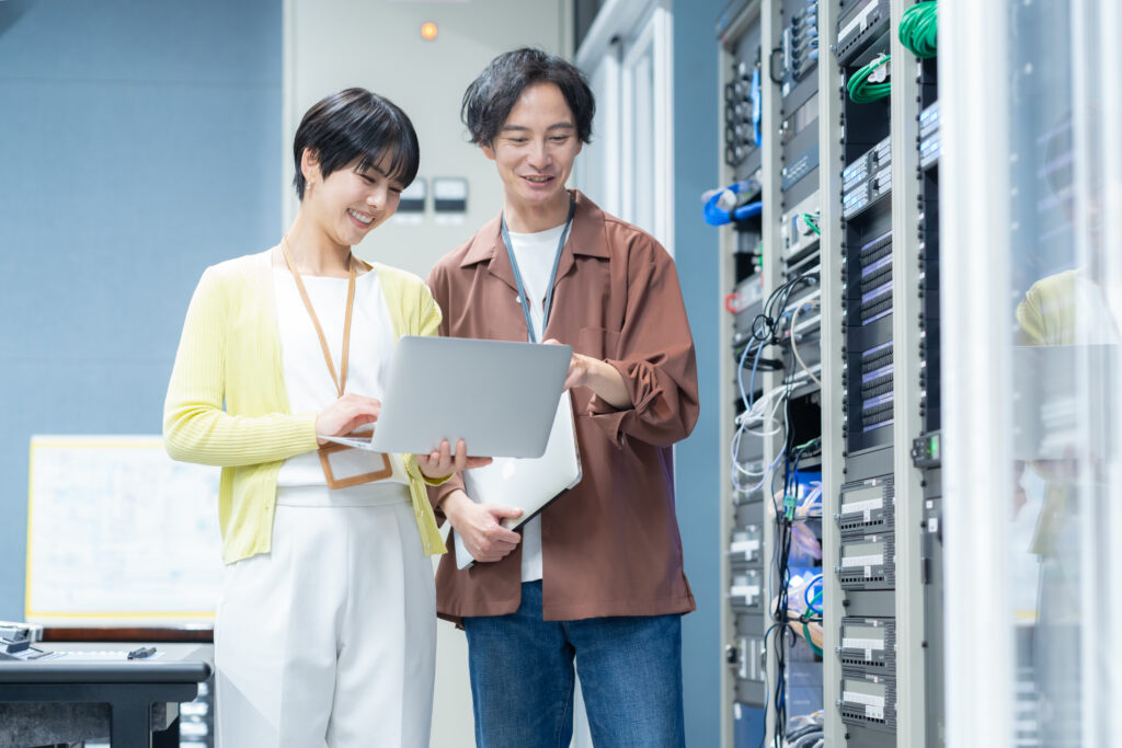 サーバーをメンテナンスするエンジニア