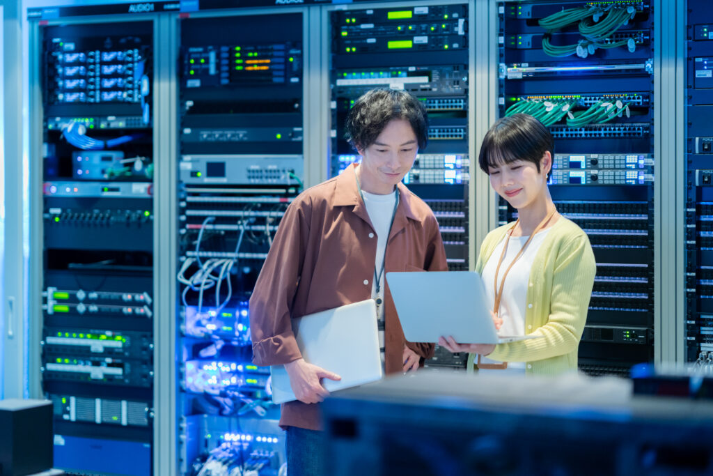 サーバーをメンテナンスするエンジニア