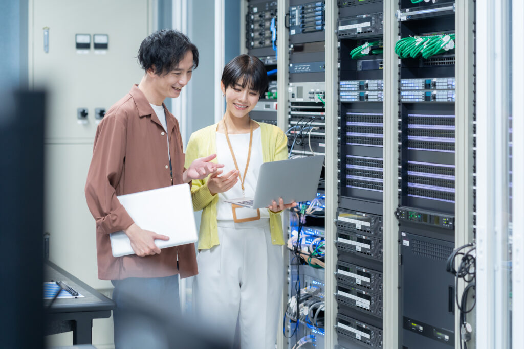 サーバーをメンテナンスするエンジニア