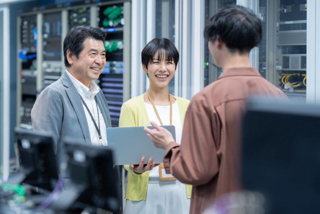 サーバーをメンテナンスするエンジニア