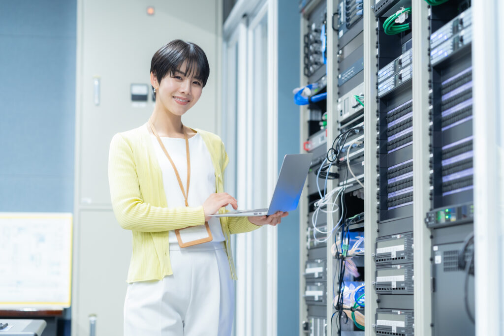 サーバーをメンテナンスをするエンジニア