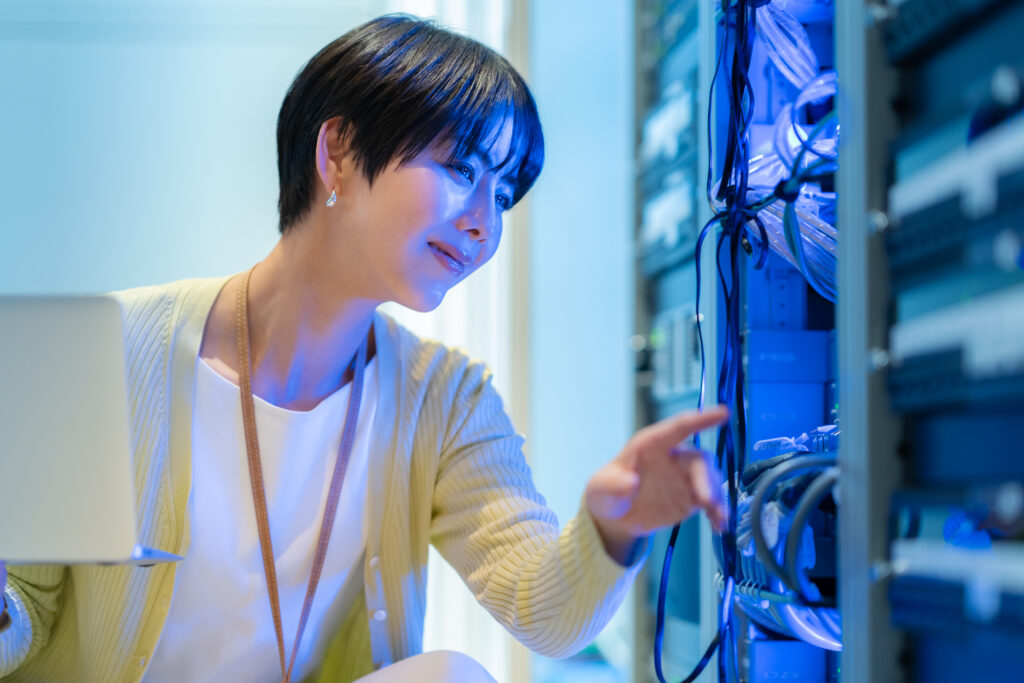 サーバーをメンテナンスをするエンジニア