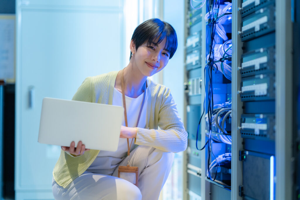 サーバーをメンテナンスをするエンジニア