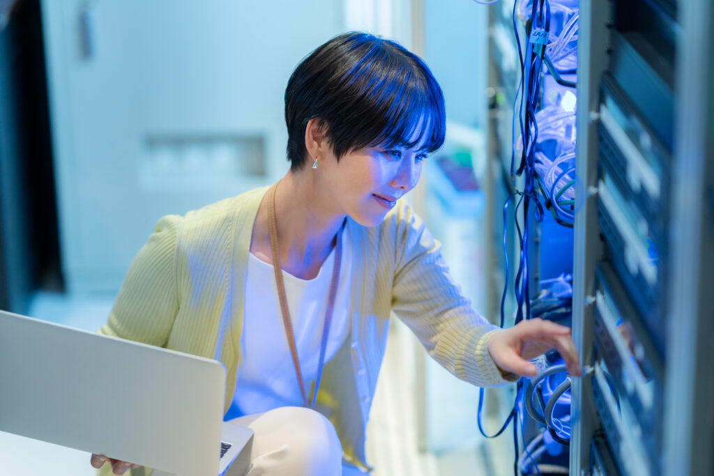 サーバーをメンテナンスをするエンジニア