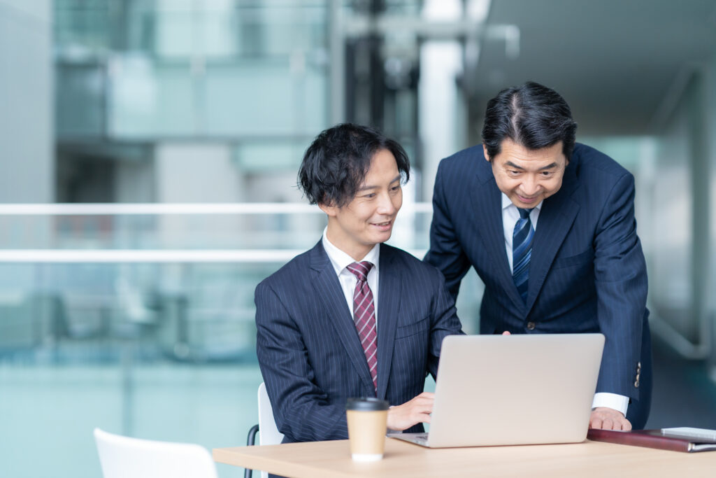 オフィスで打ち合わせをするビジネスマン