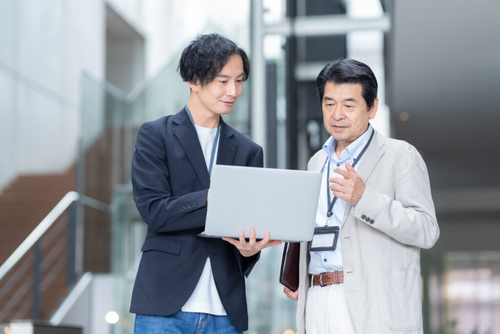 オフィスで仕事をするエンジニア