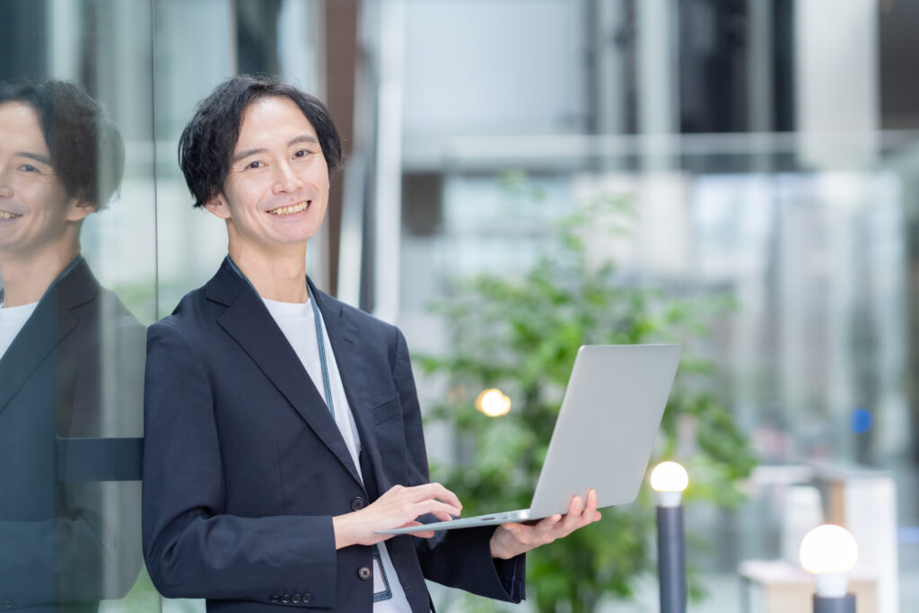 オフィスで仕事をするエンジニア