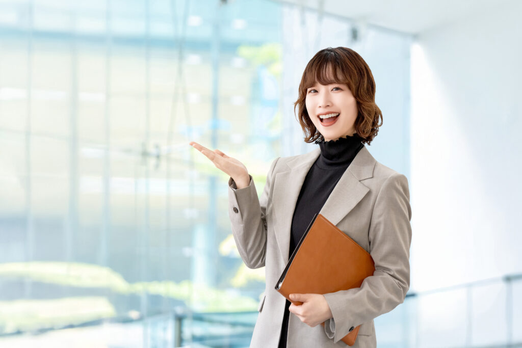 手で案内をする女性