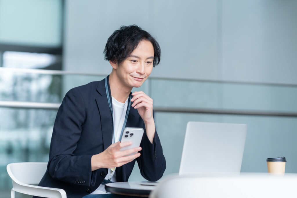 オフィスで仕事をするエンジニア