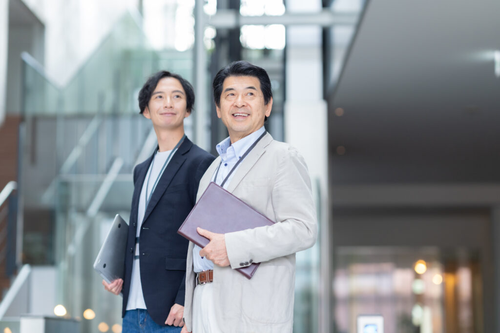 オフィスで打ち合わせをするエンジニア