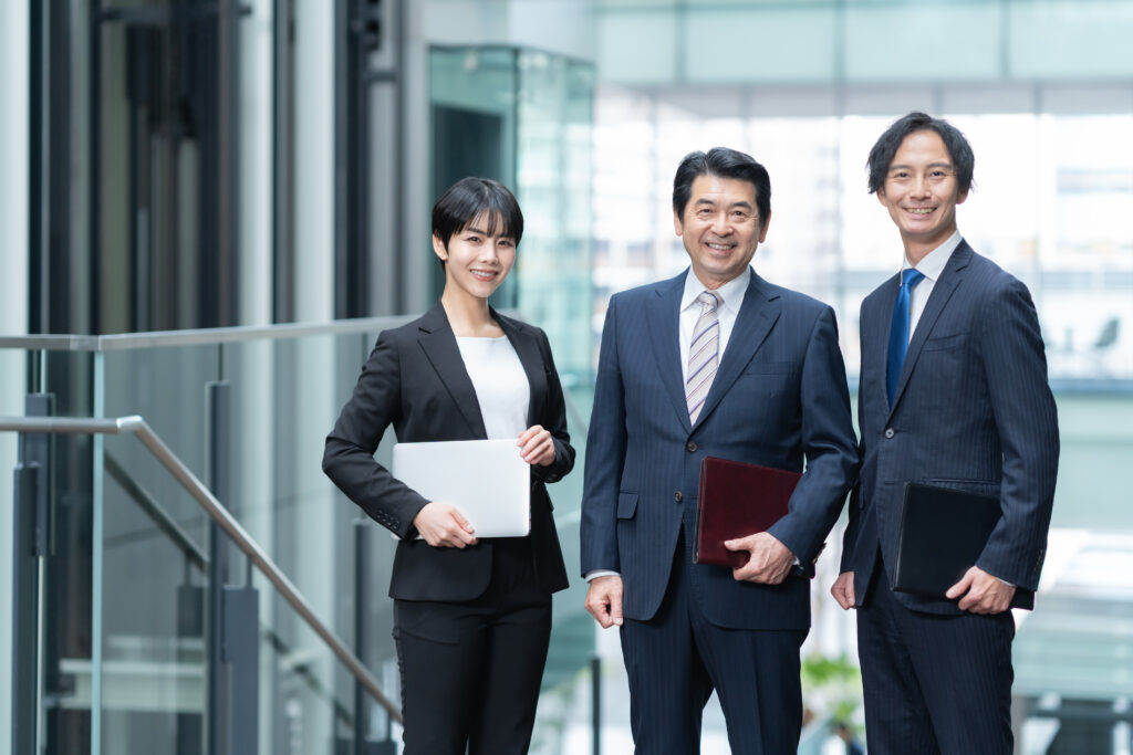 オフィスで打ち合わせをするビジネスマン