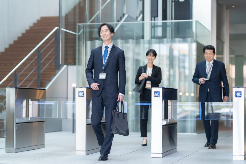 オフィスに通勤をするビジネスマン