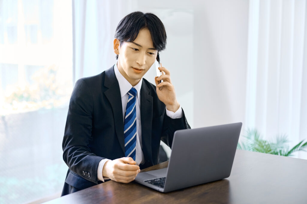 デスクワークするビジネスマン　若い