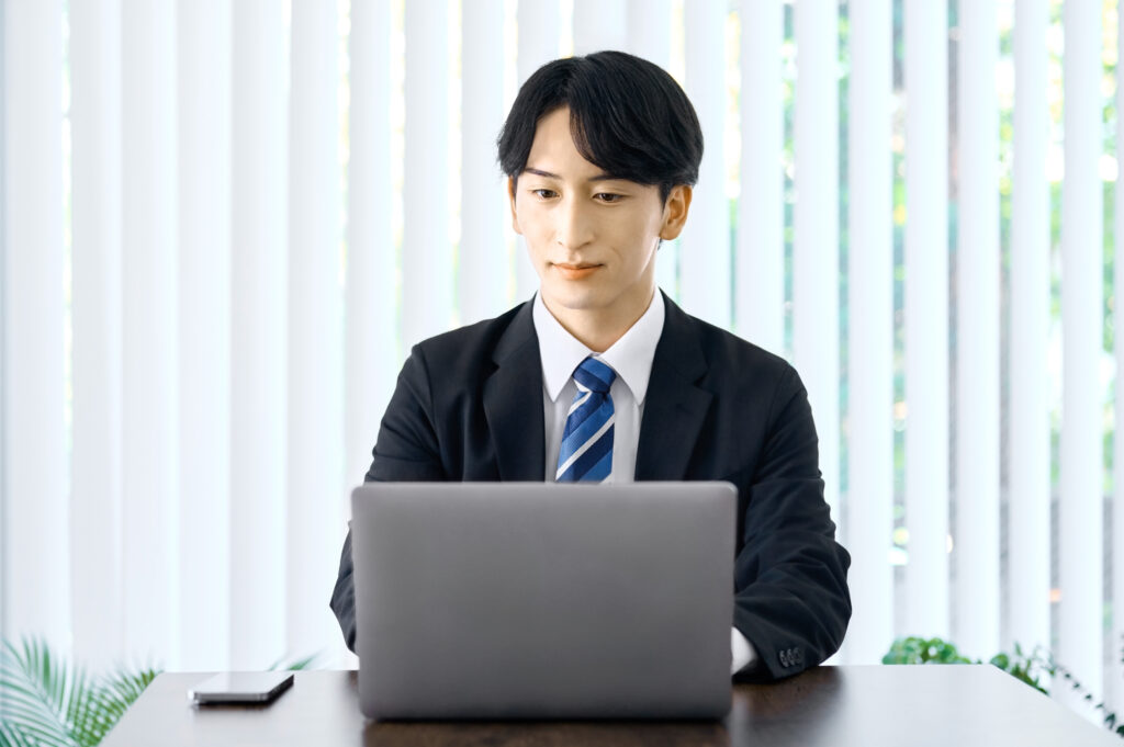 ビジネスマン 仕事 パソコン 会議室