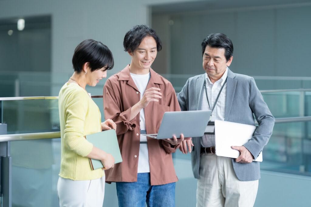 オフィスで打ち合わせをするエンジニア