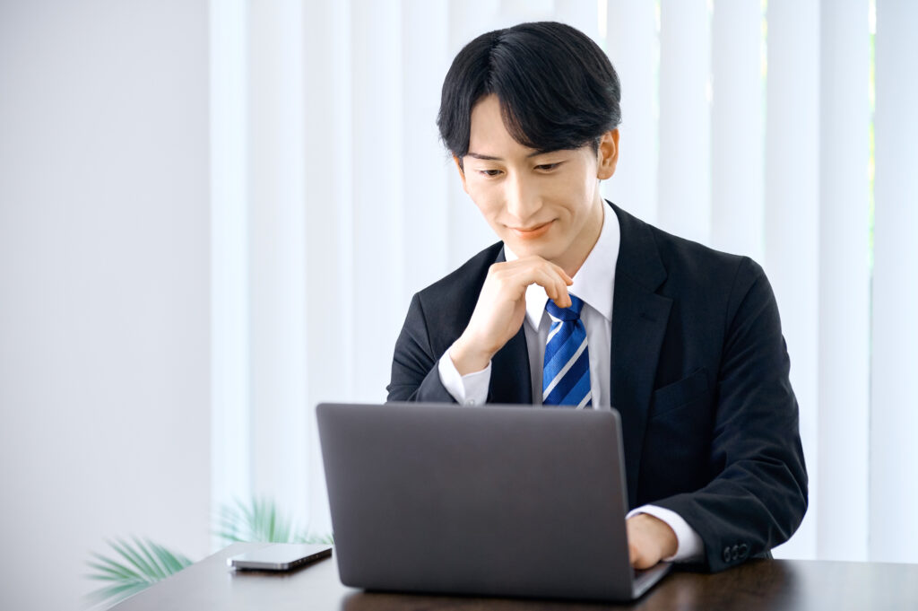 何か思い浮かんだビジネスマン